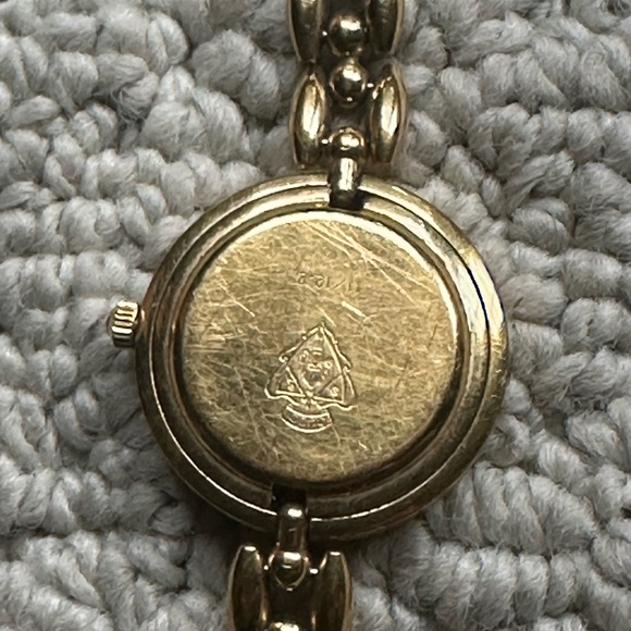 Gucci Gold Timepiece with White Face - Picture 4 of 4